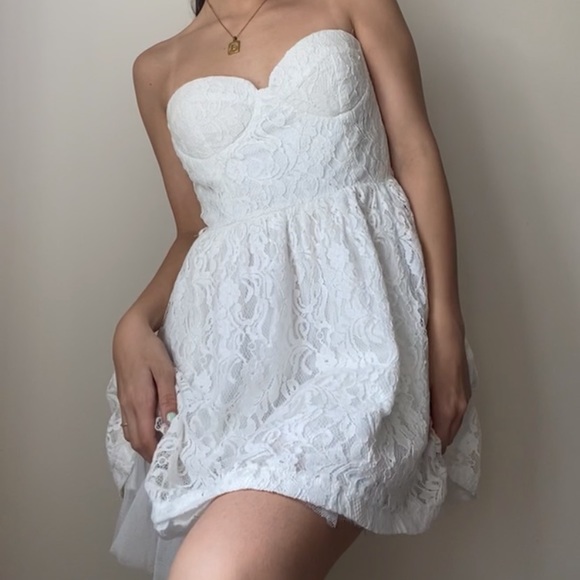 Off-White Strapless Lace Dress 👒🤍 - Picture 3 of 4